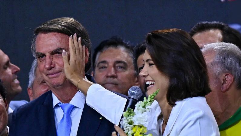 Michelle fala em renunciar a tudo pela família e afirma que está de licença da articulação política para cuidar de Bolsonaro. (Foto: EFE/André Borges)