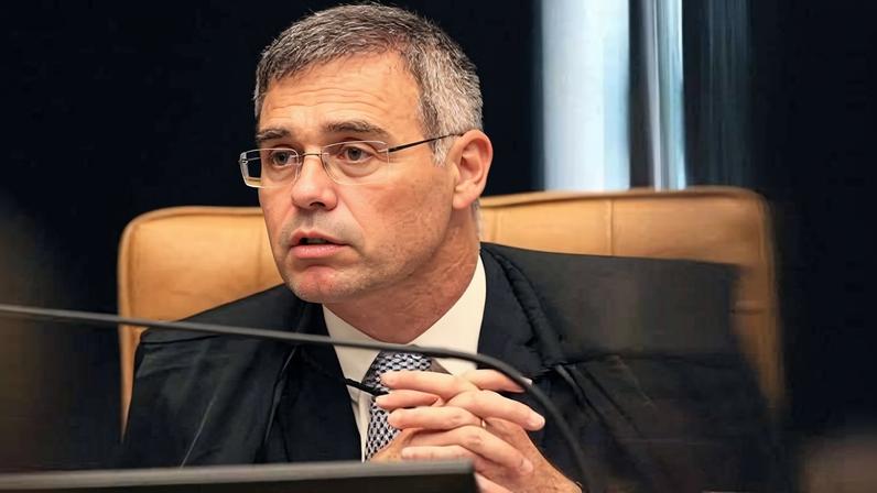 Sorteio no STF coloca caso do INSS na mão de André Mendonça