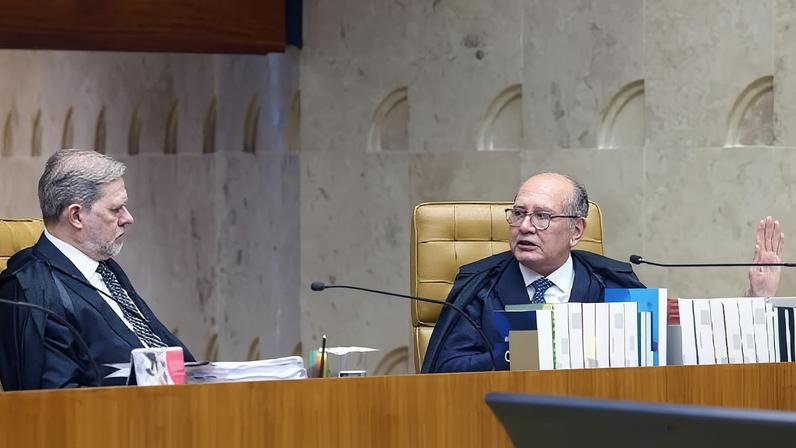 Ministros Dias Toffoli e Gilmar Mendes durante sessão plenária no STF