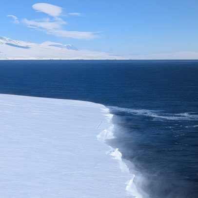 Investigação do derretimento de plataforma de gelo na Antártica com GNSS