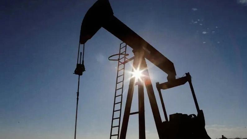 EUA flexibilizam sanções ao petróleo russo; barril acima de US$100