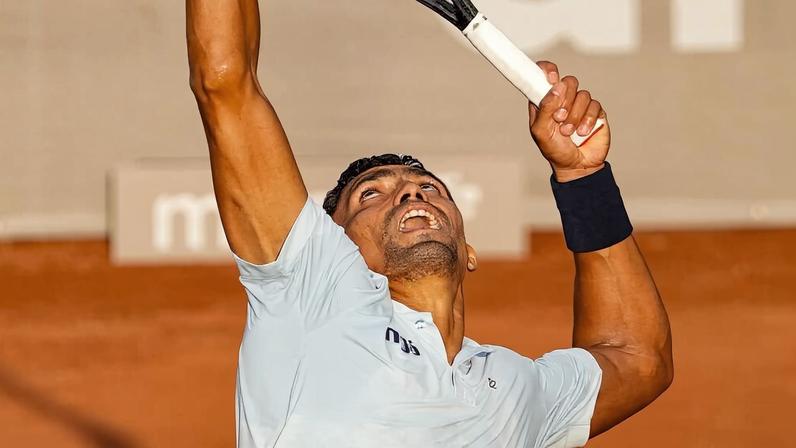 Monteiro perde match-point, leva virada e cai nas semifinais