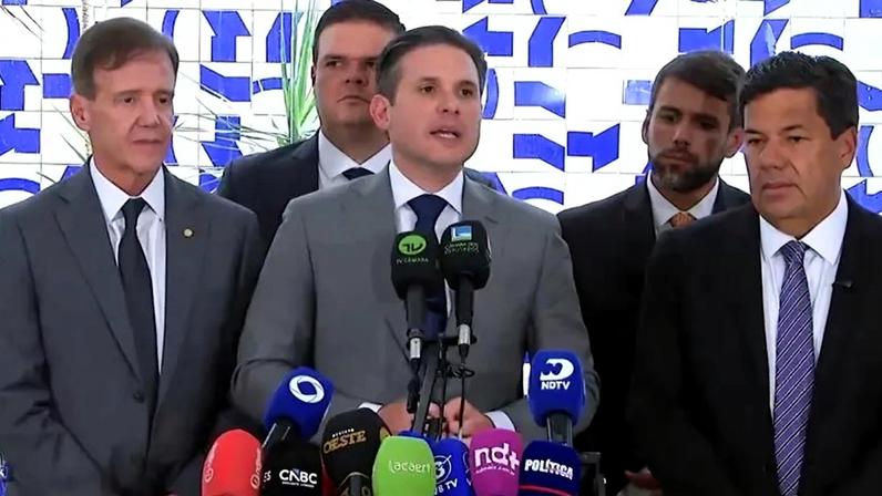 Presidente da Câmara, Hugo Motta, concede entrevista ao lado do relator da PEC da Segurança, Mendonça Filho. (Foto: Reprodução/TV Câmara)
