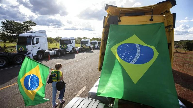 Moraes aplica multa de R$ 7 bilhões a caminhoneiros por protesto contra Lula