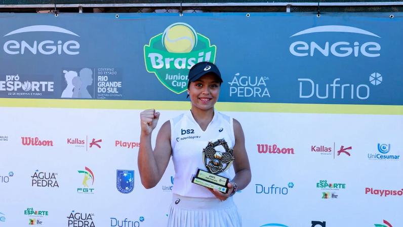 Naná é campeã de simples e quebra marca de 35 anos