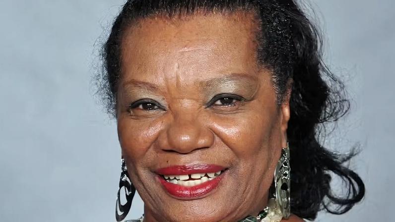 Neusa Borges assina contrato vitalício com a TV Globo