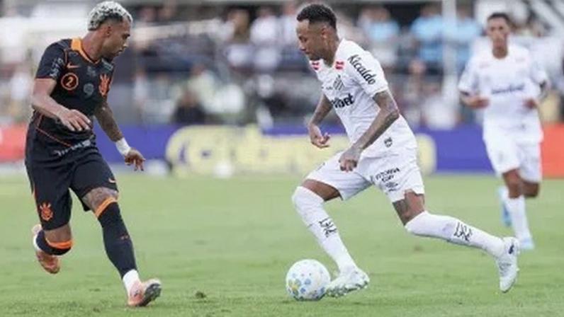 Neymar tenta lance drible em Matheuzinho no clássico entre Santos e Corinthians