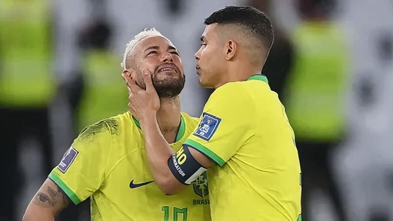 Thiago Silva consola Neymar após a derrota para a Croácia na Copa do Mundo de 2022