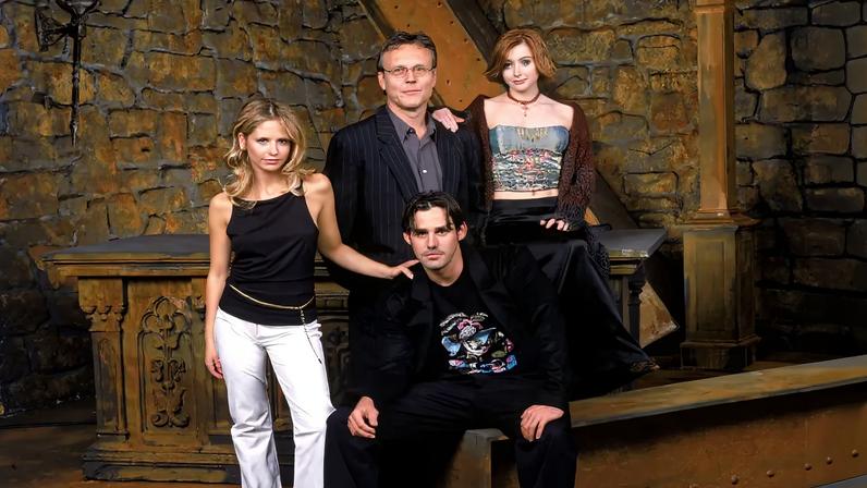 Cast photo from Buffy the Vampire Slayer featuring Sarah Michelle Gellar, Anthony Stewart Head, Alyson Hannigan, and Nicholas Brendon.