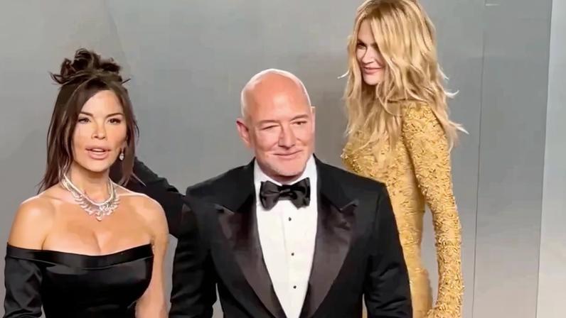 Nicole Kidman accidentally photobombed Lauren Sánchez and Jeff Bezos on the Vanity Fair Oscars Party 2026 red carpet on Sunday (seen above).
