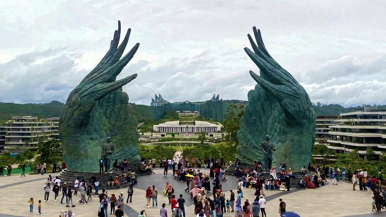 Tourists visit the Kusuma Bangsa Park in Nusantara. Image by Niken Sitoningrum/Mongabay Indonesia.