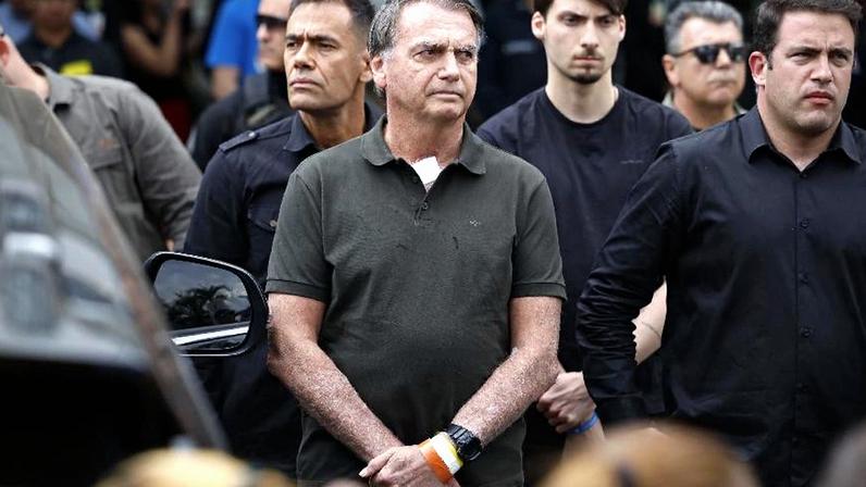 O ex-presidente Jair Bolsonaro em setembro em frente ao hospital após receber alta