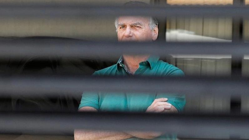 O ex-presidente Jair Bolsonaro em prisão domiciliar na casa dele em Brasília