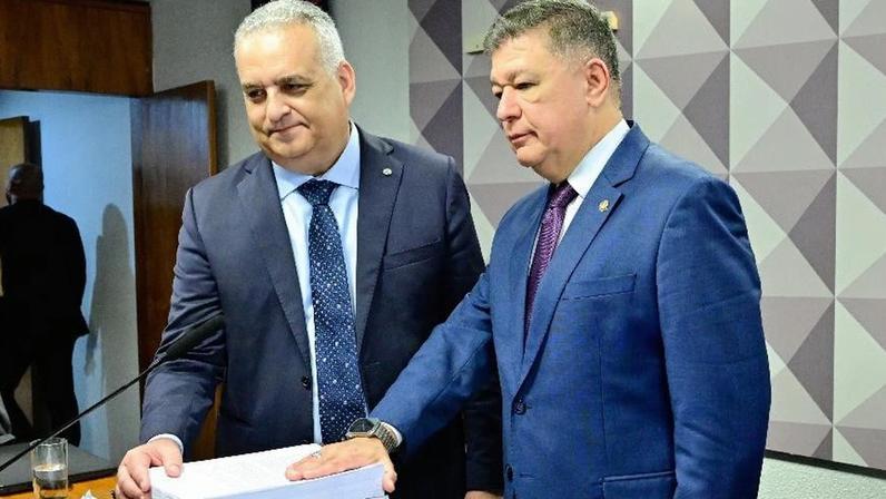 O relator da CPMI do INSS, deputado Alfredo Gaspar (PL-AL), e o presidente da CPMI, senador Carlos Viana (Podemos-MG)