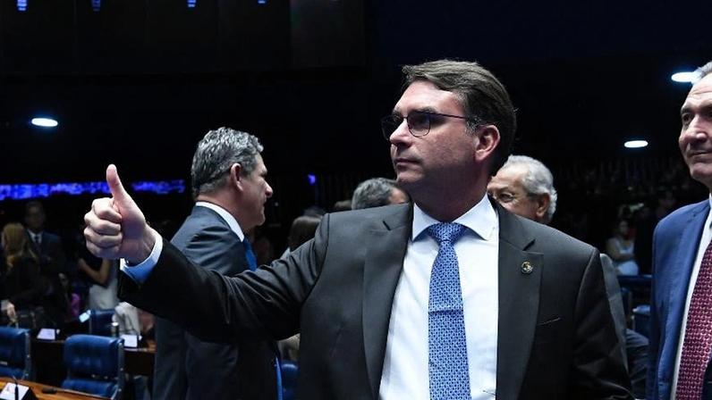 Flávio Bolsonaro critica prisão domiciliar temporária a Bolsonaro
