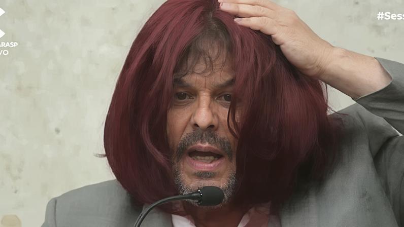 Adrilles usa peruca e critica criminalização da misoginia na Câmara de SP