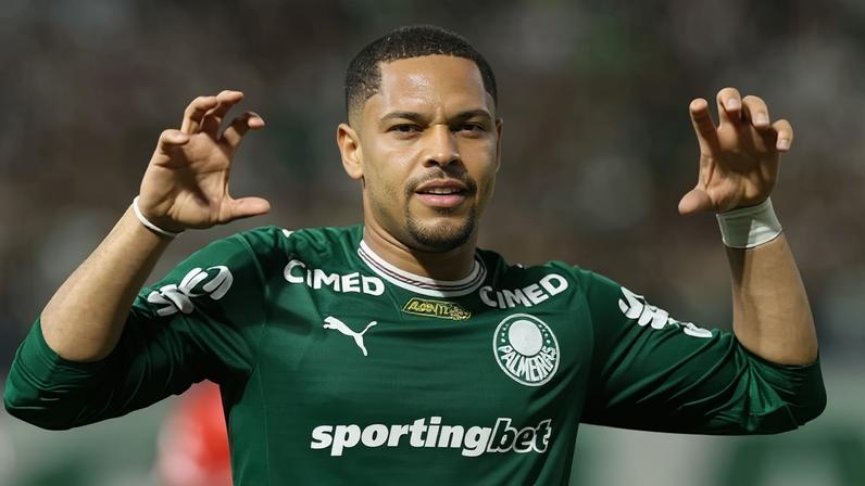 Vitor Roque comemora gol sobre o Capivariano nas quartas de final do Paulistão