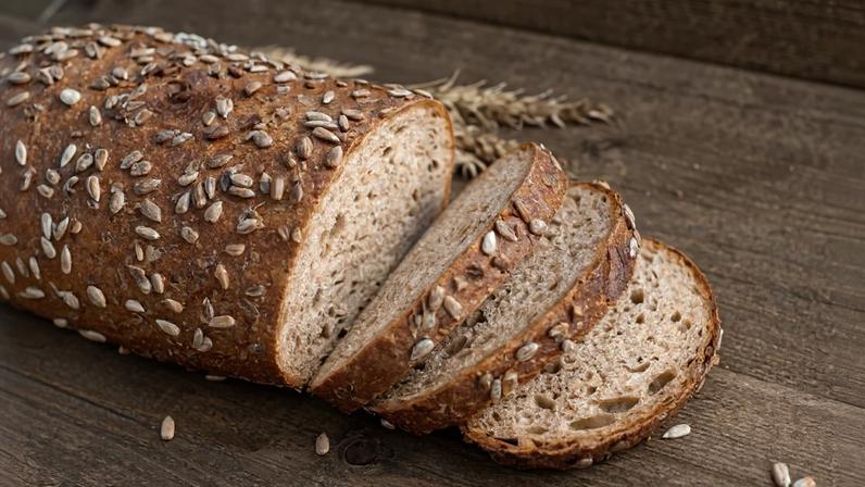 Pão integral com centeio e semente de girassol (Imagem: Lokana | Shutterstock)
