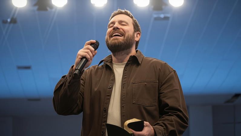 Pastor André Fernandes anuncia abertura de duas novas igrejas em Santos e Alphaville, com foco em ensino bíblico e convivência comunitária.