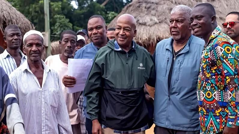 Pastor faz pregação a muçulmanos durante perfuração de poços em Gana