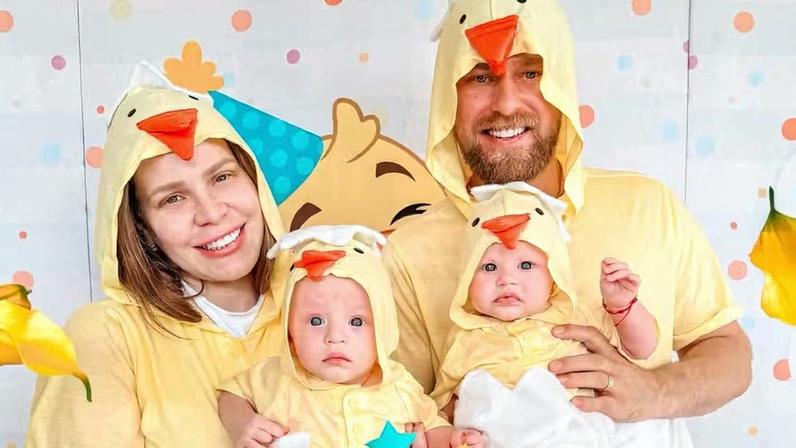 Paulinha Leite e Dakota Ballard comemoram os 5 meses dos gêmeos, Ethan e Luz — Foto: Reprodução/Instagram