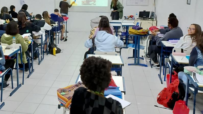 Apoio do Instituto Phi para preparação de alunos em vulnerabilidade entrarem na universidade