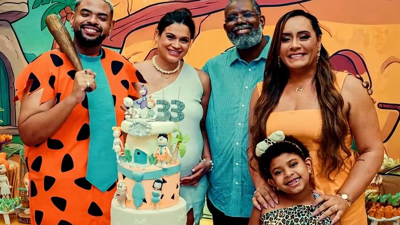Lucas Morato posa com a noiva, Sarah Vandekolken, o pai, Péricles, a madrasta, Lidiane Faria, e a filha, Maria Helena — Foto: Gabriel Olímpio