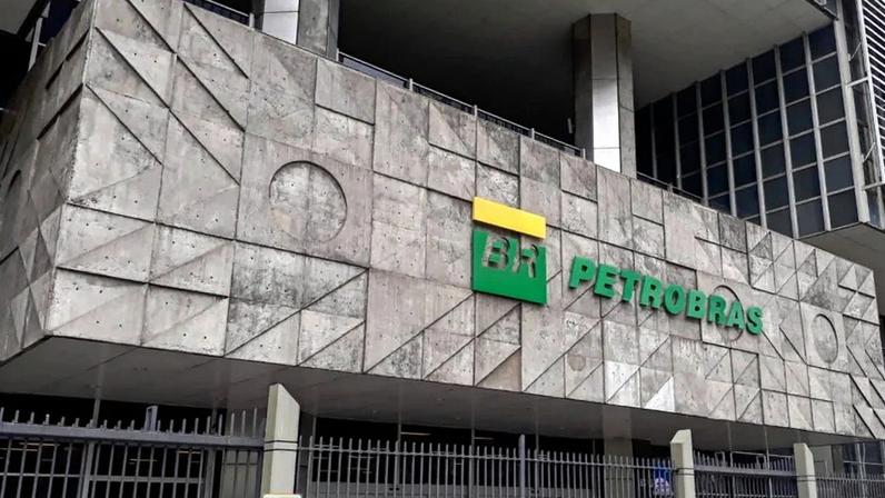 Ibovespa fecha em alta impulsionado pela Petrobras; dólar também sobe