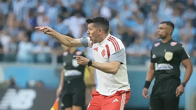 Pezzolano acusa torcedor do Grêmio de operar o VAR após a final do Gaúcho