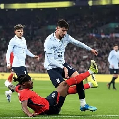 Piquerez usa bota ortopédica após torção em jogo da seleção uruguaia