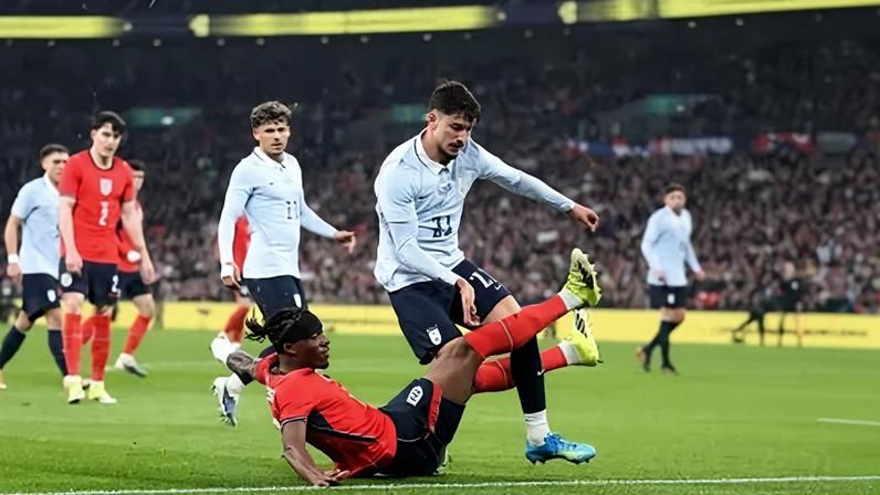 Piquerez usa bota ortopédica após torção em jogo da seleção uruguaia
