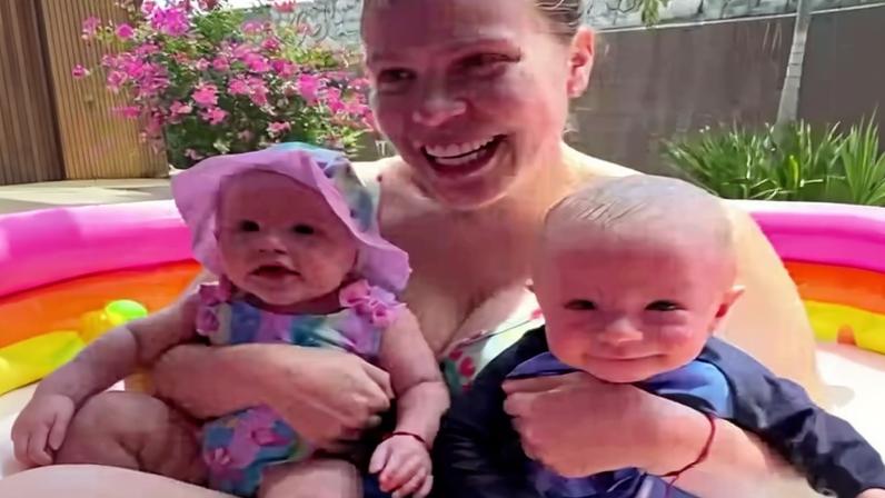 Paulinha Leite curte piscina com os filhos e mostra declaração do marido