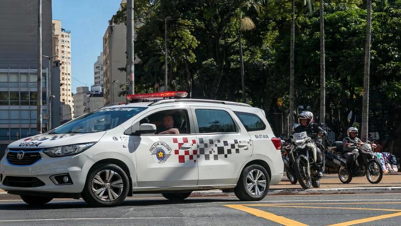 Major aposentado da PM é preso em SP por morder e tentar estrangular mulher