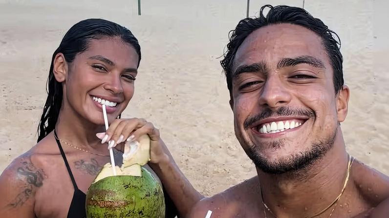 Pocah e o namorado, Arthur Pelagio, curtem praia no Rio