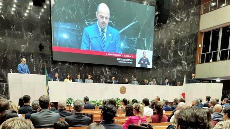 Zema renuncia ao governo de Minas e Simões assume