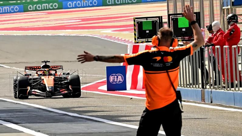 Oscar Piastri no primeiro dia de treinos na F1 2026 (Foto: Giuseppe CACACE / AFP)