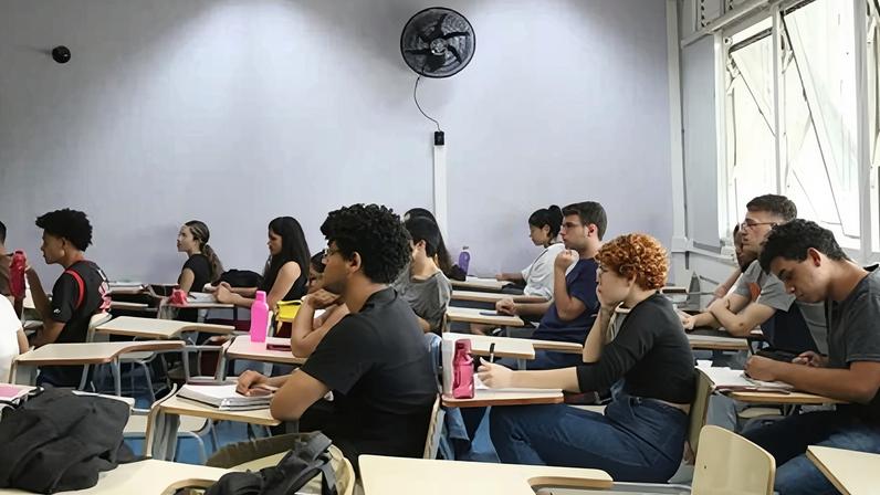 Alunos do ensino superior avançam em 2023 e 2024