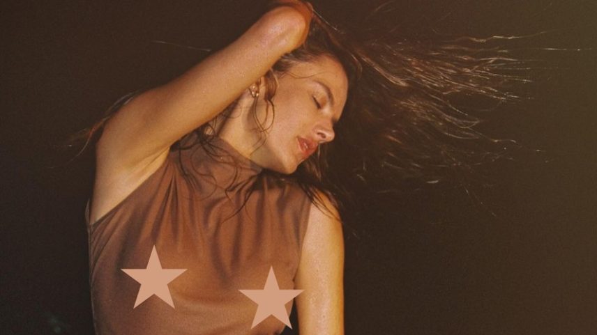 Alessandra Ambrosio usa look transparente em ensaio e recebe elogios