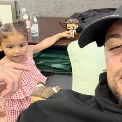 Mavie reconhece bonecos dos filhos de Neymar em vídeo