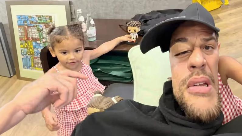 Mavie reconhece bonecos dos filhos de Neymar em vídeo