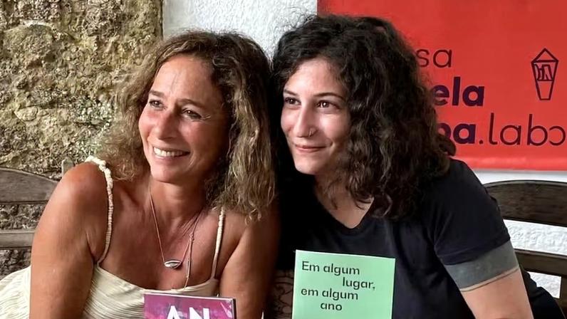Andrea Beltrão prestigia autógrafos da filha, autora de romance pornográfico