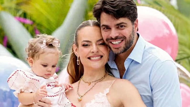 Layla Monteiro e o marido, William Naoum com a filha, Alice — Foto: @danilogouveiaphotoart