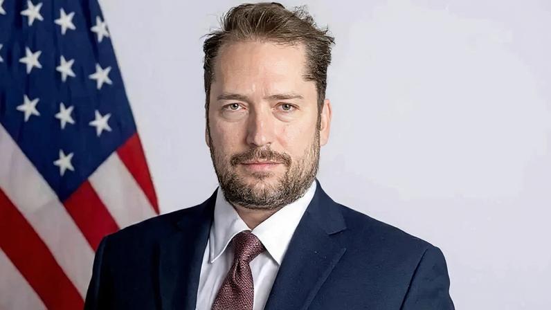 Moraes aguarda dados para decidir sobre visita de assessor de Trump a Bolsonaro