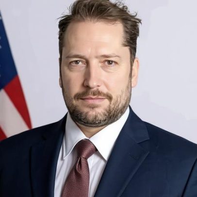 Moraes autoriza visita de conselheiro de Trump a Bolsonaro na Papudinha