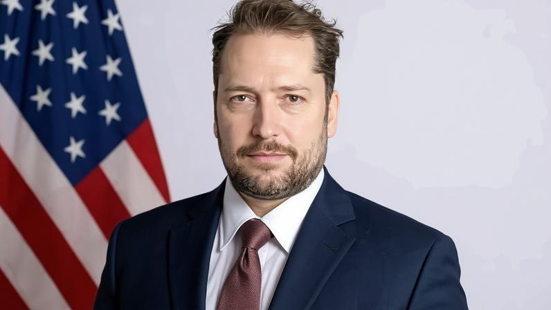 Moraes autoriza visita de conselheiro de Trump a Bolsonaro na Papudinha