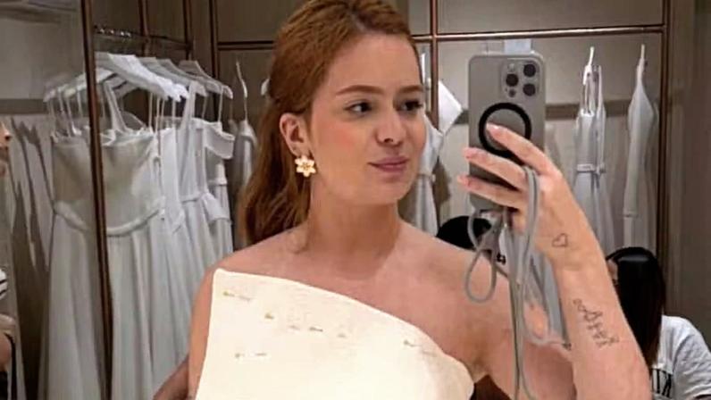 Viih Tube usa vestido de noiva inusitado e pede opinião aos seguidores