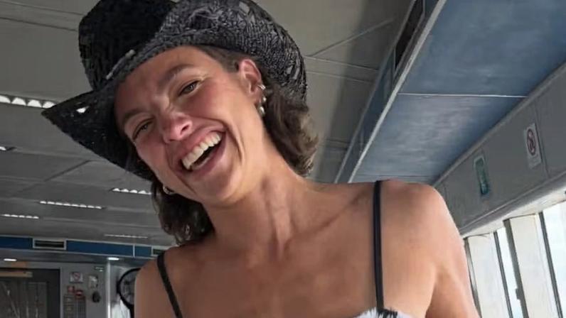 Agatha Moreira exibe tanquinho e biquíni em nova série de fotos, fãs aprovam