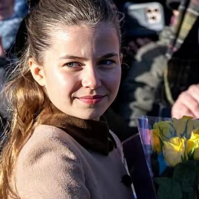 Web compara semelhança de Charlotte com Elizabeth II, Diana e Kate