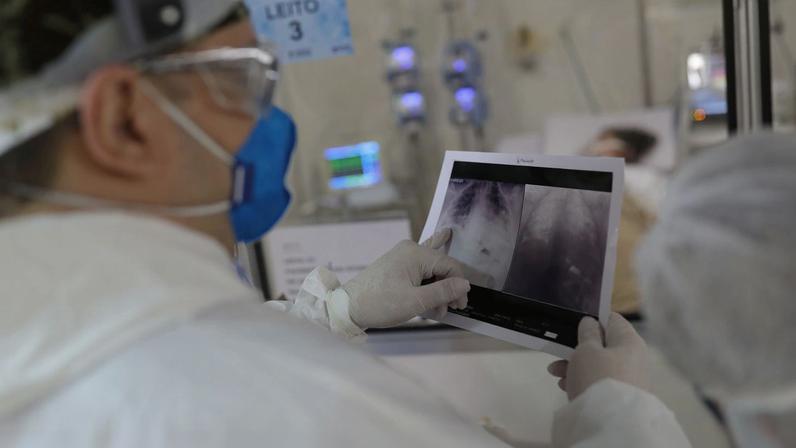 Bolsonaro é internado por broncopneumonia e passa por avaliação médica