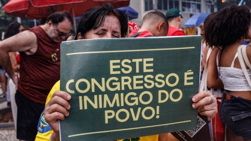 Manifestantes fazem ato na orla de Copacabana contra PL da Dosimetria e outros temas em votação no congresso nacional. Foto: Tânia Rego/Agência Brasil
